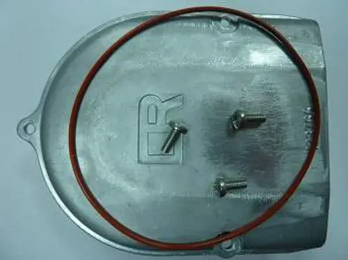 Aluminiumdeckel mit zwei Schrauben und einer roten Dichtung, hergestellt von Remeha, zur Abdeckung eines Brenners oder ähnlicher Vorrichtung.